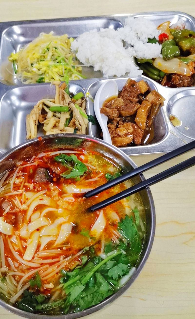 大企业食堂午餐鸡鸭鱼肉全都有免费吃每天不重样