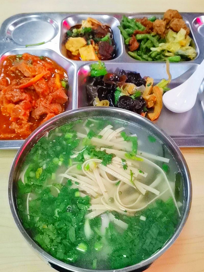 大企业食堂午餐鸡鸭鱼肉全都有免费吃每天不重样
