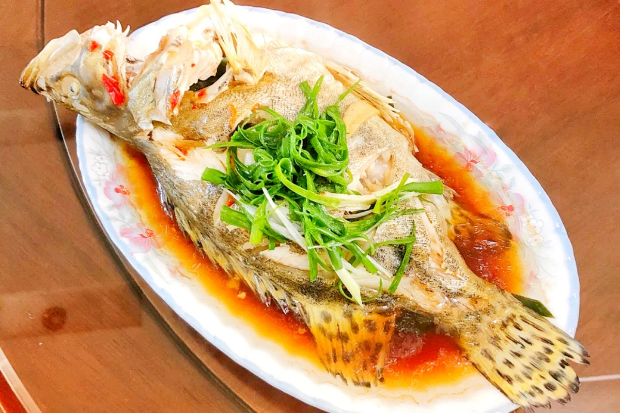 糖醋的,香煎的,红烧的均可,但还是最喜欢能够享受鱼肉鲜嫩原汁的清蒸