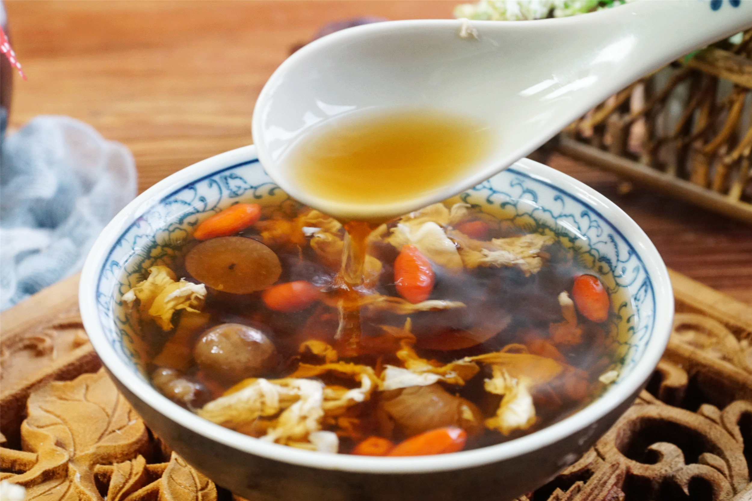 天凉了,女人有条件多喝"四宝汤",提升元气,面如桃花好过秋 - 人民智作