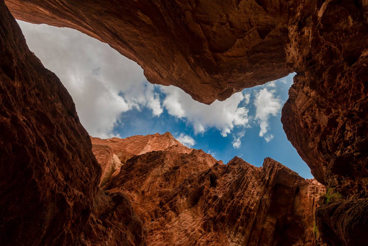 探秘神秘大峡谷,山崖红似火焰,山体纹理清晰,巧夺