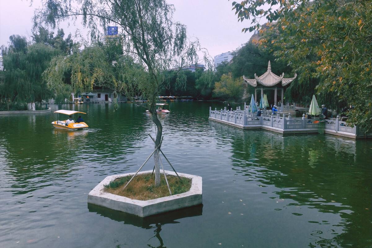 个人感觉红山公园人气较高,可以说是市中心的绿洲,当你进入景区后,还