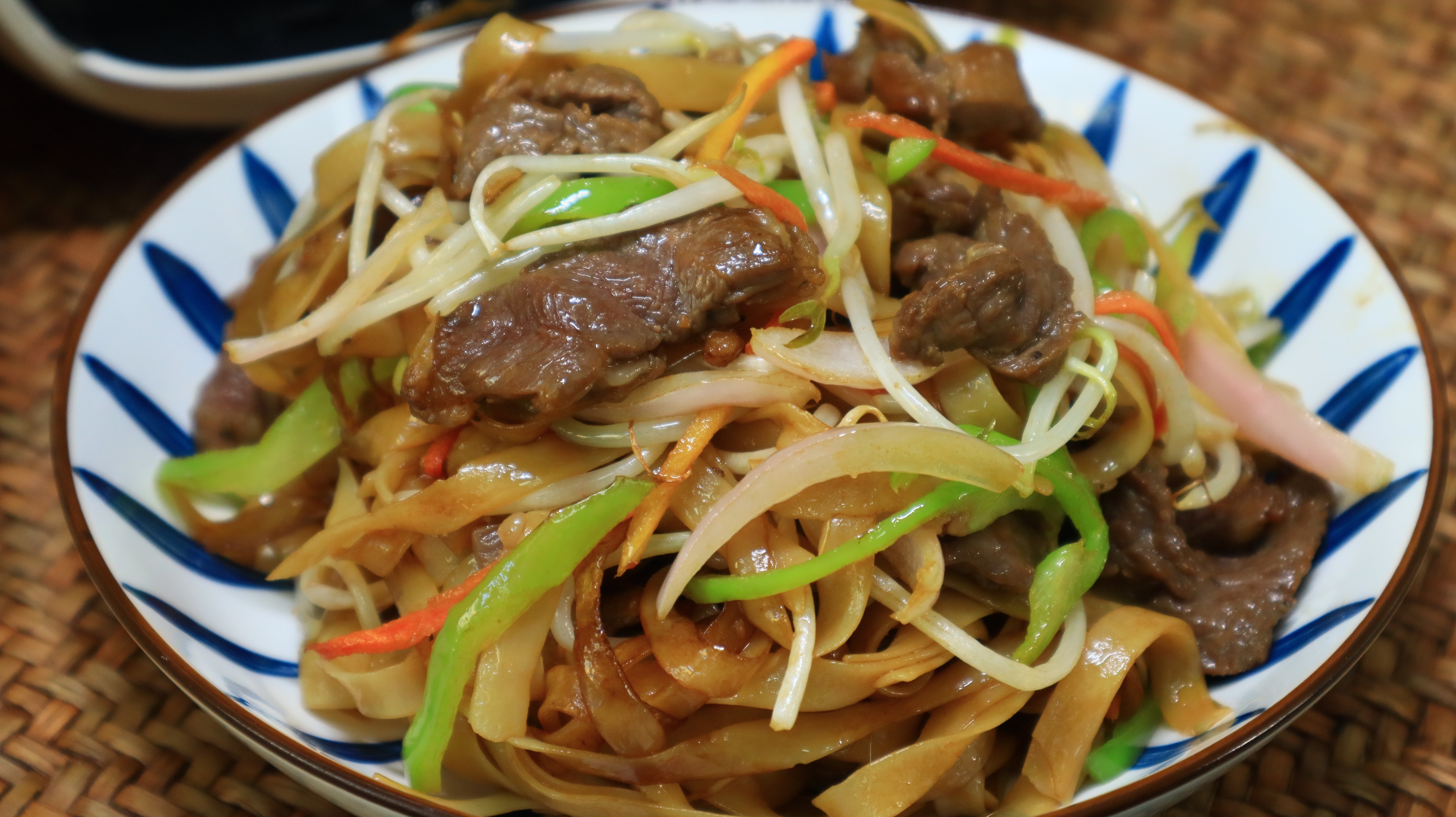 1,今天没有买到湿河粉,所以就用干河粉,干河粉用热水泡软,差不多泡个