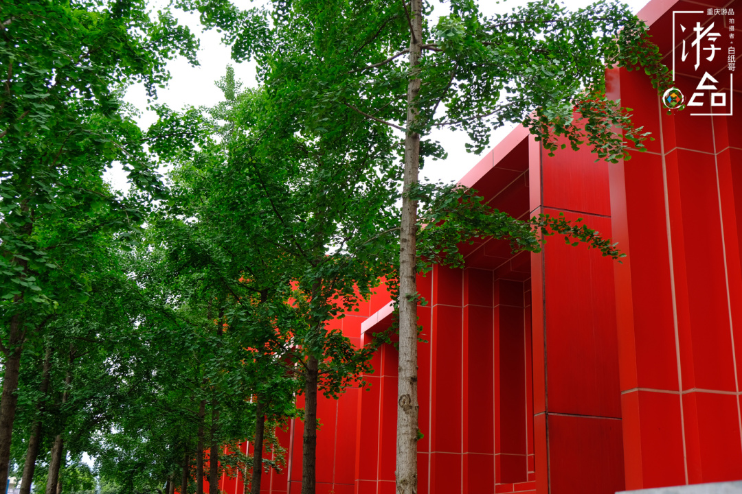 重庆美术馆,以艳丽的红色为建筑的基调,第一眼就带给你一种非常具有